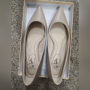 Life Stride Tan Heels Elegant Design